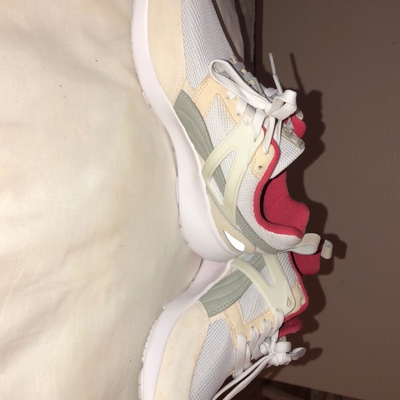 Brand new white pumas - Picture 2 of 6